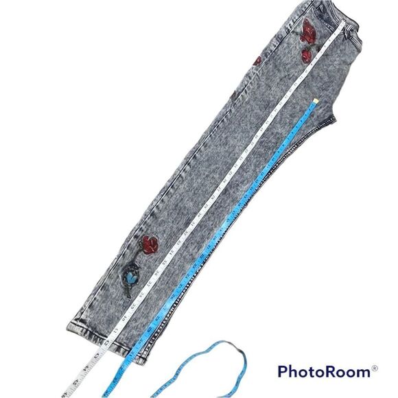 BDG UO Rose Embroidered Acid Wash Skinny Jeans - Picture 9 of 10